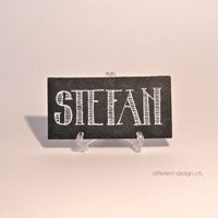 Tischtafel 10x5cm aus echtem Naturschiefer mit Acrylsockel  