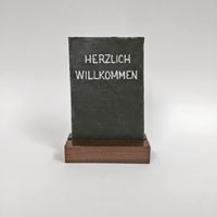 Tischtafel 10x15cm aus echtem Naturschiefer mit Holzsockel klein  